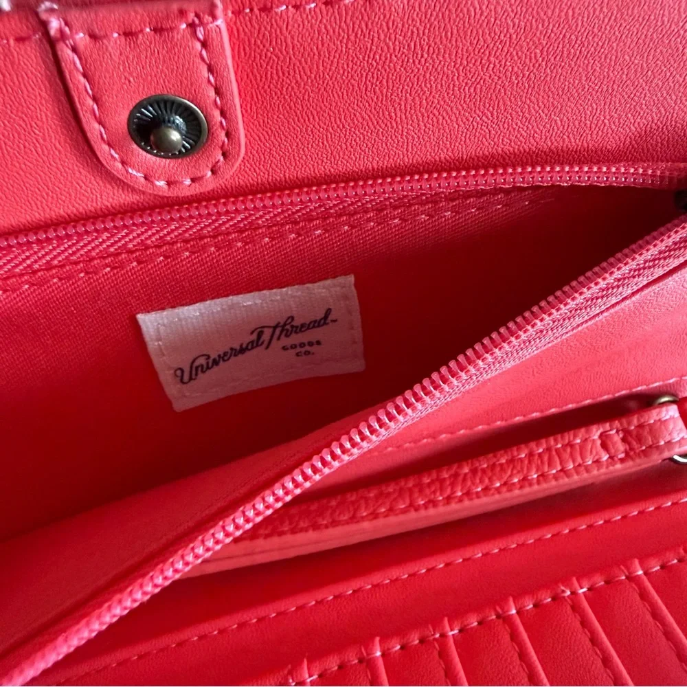 Universal Thread this red